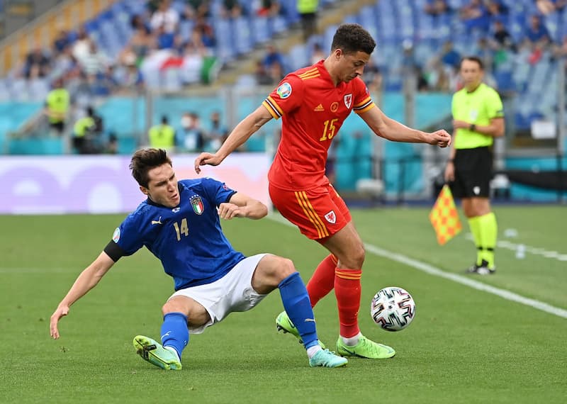 Trong Bóng Đá Có Bao Nhiêu Vị Trí Quan Trọng Chính Thức? 2 Hậu vệ - Bức tường thành vững chắc